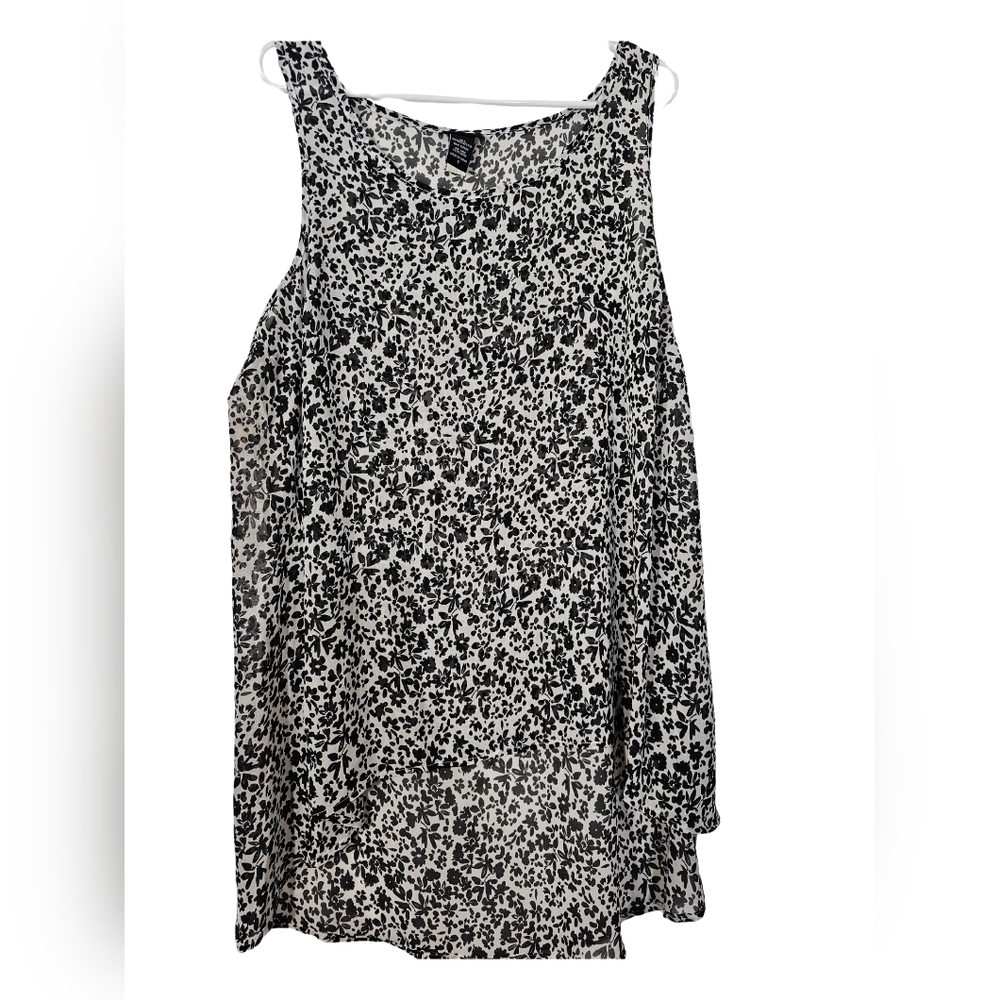 Torrid Black and White Floral Semi Sheer Hi-Lo Top Size 1